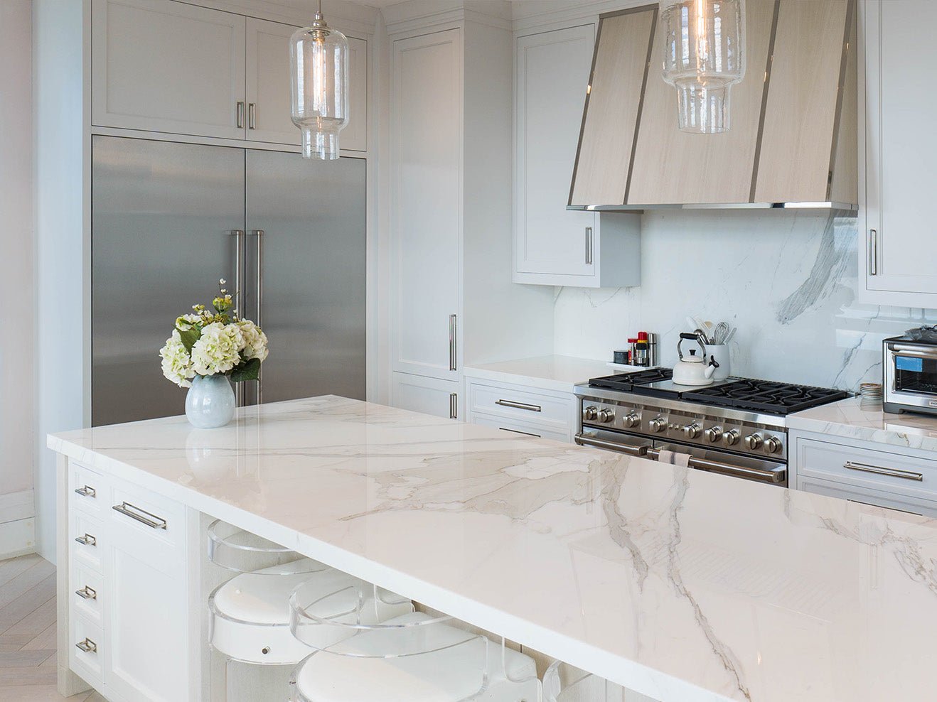 Elegant White Cabinets With White Quartz Countertops For Modern Kitchens elegant-white-cabinets-with-white-quartz-countertops-for-modern-kitchens